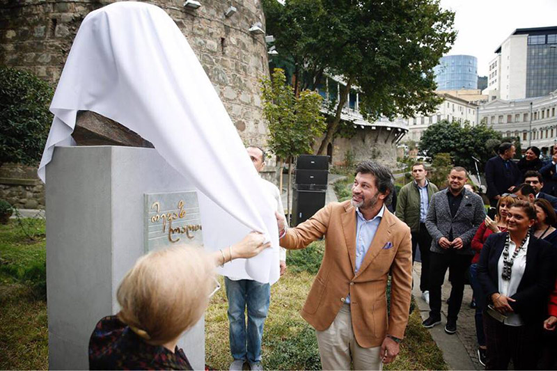 ბარათაშვილის ქუჩაზე რევაზ ლაღიძის ბიუსტი გაიხსნა